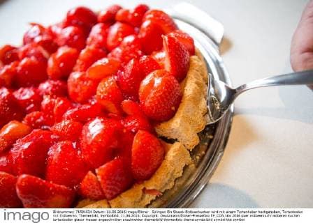 Solingen Ein Stueck Erdbeerkuchen wird mit einem Tortenheber hochgehoben, Tortenboden mit Erdbeeren, Themenbild, Symbolbild, 11.06.2016, Copyright: Deutzmann Eibner-Pressefoto EP_CDN