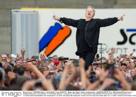 Bilder des Tages Herbert Grönemeyer - DAUERND JETZT Tour 2016 Neueröffneten Arena Steigerwaldstadion Grönemeyer mit Schweizer Support: Knackeboul Mit seinem 14. Studioalbum „DAUERND JETZT erreichte Herbert Grönemeyer wie mit allen seinen Studioalben der vergangenen 30 Jahre die Spitze der deutschen Charts und heimste einen Echo dafür ein. im Bild: Herbert Grönemeyer Herbert Grönemeyer - Zusatzkonzert in Erfurt Steigerwaldstadion