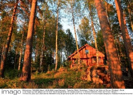 Typisches Mökki ( Ferienhaus Hütte ) in der Nähe von Porvoo ( Finnland ). Es ist in der Regel aus Holz gebaut und mit einer Sauna ausgestattet. Sie werden meist nur im Sommer bewohnt. Mökki bei Porvoo ( Borga ) - Finnland