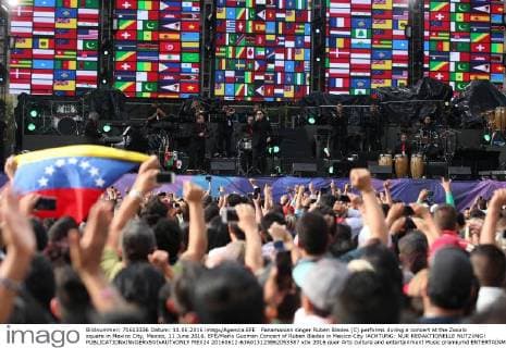 Panamanian singer Ruben Blades (C) performs during a concert at the Zocalo square in Mexico City, Mexico, 11 June 2016. EFE Mario Guzman Concert of Ruben Blades in Mexico City !ACHTUNG: NUR REDAKTIONELLE NUTZUNG!  MEX24 20160612-636013123862053587