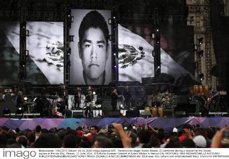 Panamanian singer Ruben Blades (C) performs during a concert at the Zocalo square in Mexico City, Mexico, 11 June 2016. EFE Mario Guzman Concert of Ruben Blades in Mexico City !ACHTUNG: NUR REDAKTIONELLE NUTZUNG!  MEX24 20160612-636013116988278524