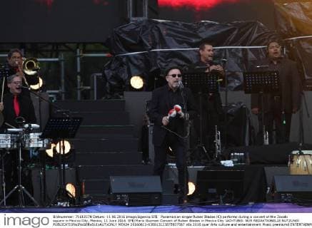 Panamanian singer Ruben Blades (C) performs during a concert at the Zocalo square in Mexico City, Mexico, 11 June 2016. EFE Mario Guzman Concert of Ruben Blades in Mexico City !ACHTUNG: NUR REDAKTIONELLE NUTZUNG!  MEX24 20160612-636013123875937587