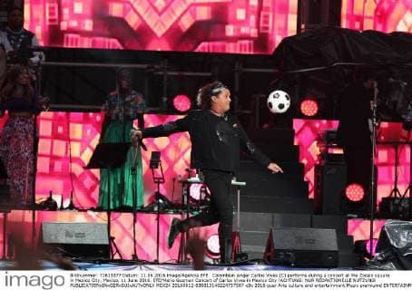 Colombian singer Carlos Vives (C) performs during a concert at the Zocalo square in Mexico City, Mexico, 11 June 2016. EFE Mario Guzman Concert of Carlos Vives in Mexico City !ACHTUNG: NUR REDAKTIONELLE NUTZUNG!  MEX24 20160612-636013140224737587