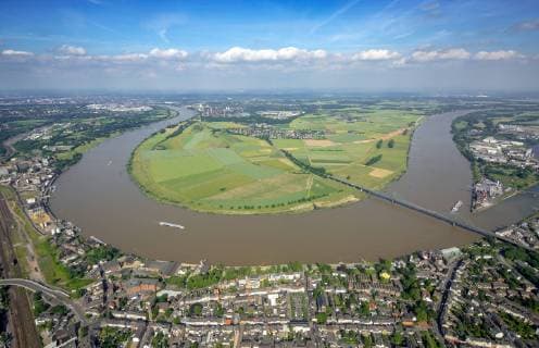 Luftbild, Rheinbrücke zwischen Krefeld-Ürdingen und Duisburg-Mündelheim, Rheinbogen, Rheindeich, Hochwasserschutz, , Ruhrgebiet, Nordrhein-Westfalen, Deutschland !ACHTUNGxMINDESTHONORARx60xEURO!