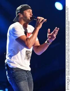 June 12, 2016 - Nashville, Tennessee, United States - 12 June 2016 - Nashville, Tennessee - Luke Bryan. 2016 CMA Music Festival Nightly Concert held at Nissan Stadium. Photo Credit: Laura Farr AdMedia Nashville United States - ZUMAa123