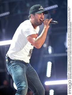 June 12, 2016 - Nashville, Tennessee, United States - 12 June 2016 - Nashville, Tennessee - Luke Bryan. 2016 CMA Music Festival Nightly Concert held at Nissan Stadium. Photo Credit: Laura Farr AdMedia Nashville United States - ZUMAa123