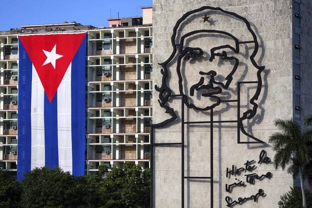  Kubanische Flagge und Bildnis von Che Guevara an Hausfassade, Platz der Revolution, Havanna, Kuba, Nordamerika Copyright: imageBROKER/HarryxLaub ibxhal04372932.jpg