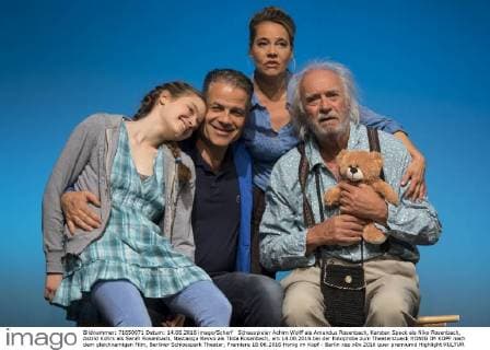 Schauspieler Achim Wolff als Amandus Rosenbach, Karsten Speck als Niko Rosenbach, Astrid Kohrs als Sarah Rosenbach, Nastassja Revvo als Tilda Rosenbach, am 14.06.2016 bei der Fotoprobe zum Theaterstueck HONIG IM KOPF nach dem gleichnamigen Film, Berliner Schlosspark Theater, Premiere 18.06.2016 Honig im Kopf - Berlin