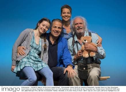 Schauspieler Achim Wolff als Amandus Rosenbach, Karsten Speck als Niko Rosenbach, Astrid Kohrs als Sarah Rosenbach, Nastassja Revvo als Tilda Rosenbach, am 14.06.2016 bei der Fotoprobe zum Theaterstueck HONIG IM KOPF nach dem gleichnamigen Film, Berliner Schlosspark Theater, Premiere 18.06.2016 Honig im Kopf - Berlin
