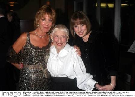 73. Berlinale, Steven Spielberg erhält den Goldenen Ehrenbären für sein Lebenswerk Leah Adler: Mutter von Steven Spielberg gestorben Nov. 22, 2010 - New York, New York, U.S. - NANCY SPIELBERG with her mother Leah Adler and sister (Stephen Spielberg s mother and sister)).2010 Chabad s Children Of Chernobyl s Children At Heart Gala.Pier 60, Chelsea Piers, New York, NY 11-22-2010. 2010.K66851JBU. - ZUMAbu2_