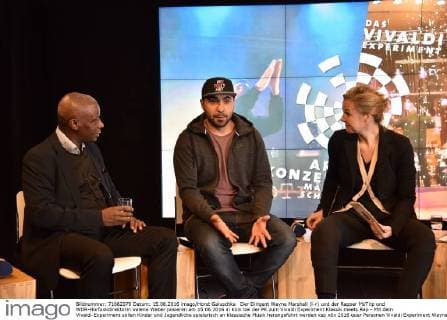Der Dirigent Wayne Marshall (l-r) und der Rapper MoTrip und WDR-Hörfunkdirektorin Valerie Weber posieren am 15.06.2016 in Köln bei der PK zum Vivaldi Experiment Klassik meets Rap - Mit dem Vivaldi-Experiment sollen Kinder und Jugendliche spielerisch an klassische Musik herangeführt werden