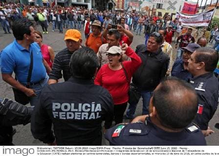 Mexiko: Proteste der Gewerkschaft CNTE June 15, 2016 - Mexico - G15061635.JPG.MORELIA, Mich. Protest Manifestacion-Michoacan.- Integrantes de la seccion 18 de la Coordinadora Nacional de Trabajadores de la Educacion (CNTE) realizan plantones en centros comerciales, bancos y tiendas departamentales, el miercoles 15 de junio de 2016, en varios puntos de la entidad, como parte de sus acciones contra la reforma educativa.  - ZUMAu78