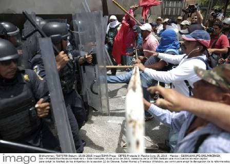 CETEG Proteste in Mexiko June 15, 2016 - Mexico - G15061646.JPG.CHILPANCINGO, Gro.- Protest Manifestacion-Guerrero.- Este miercoles 15 de junio de 2016, maestros de la CETEG realizan una movilizacion en esta capital para exigir la libertad de los dirigentes de la seccion 22 de Oaxaca, Ruben Nunez y Francisco Villalobos, asi como para exigir la derogacion de la reforma educativa. En el palacio estatal de gobierno fueron replegados por policias antimotines que los esperaban en la entrada.  - ZUMAu78