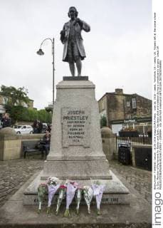 June 16, 2016 - Leeds, Yorkshire, UK - Leeds, UK. Flowers left at the scene where Jo Cox, Member of Parliament for Batley and Spen, has been shot and stabbed during a constituency surgery. Leeds UK  - ZUMAl94_