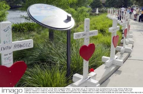 Greg Zanis set up 49 memorial cross in remembrance of the victims of the Pulse nightclub massacre in Orlando, Florida, June 16, 2016. A lone gunman Omar Mateen shot and killed 49 patrons and wounded another 53 at the Pulse gay nightclub in Orlando.  MIA20160616114 GARYxIxROTHSTEIN