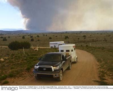June 16, 2016 - U.S. - -- East Mountain Residents evacuate their homes as the Dog Head Fire burns on Thursday, June 16, 2016. U.S. - ZUMAab1_