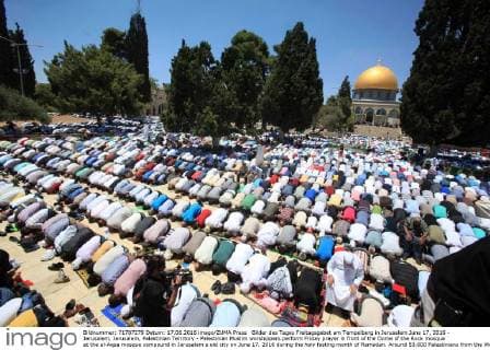 Bilder des Tages Freitagsgebet am Tempelberg in Jerusalem June 17, 2016 - Jerusalem, Jerusalem, Palestinian Territory - Palestinian Muslim worshippers perform Friday prayer in front of the Dome of the Rock mosque at the al-Aqsa mosque compound in Jerusalem s old city on June 17, 2016 during the holy fasting month of Ramadan. Around 53,000 Palestinians from the West Bank were allowed into Jerusalem to pray at Al-Aqsa, an Israeli spokeswoman said Jerusalem Palestinian Territory - ZUMAap3_