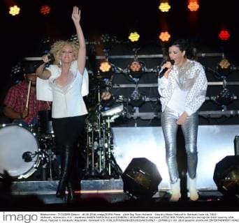 Little Big Town Konzert - Country Music Festival in Oshkosh June 16, 2016 - Oshkosh, Wisconsin, U.S - Vocalists KAREN FAIRCHILD and KIMBERLY SCHLAPMAN of the band LITTLE BIG TOWN performs during the 2016 Country USA Music Festival in Oshkosh, Wisconsin. Oshkosh U.S. - ZUMAb115