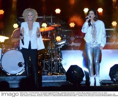 Little Big Town Konzert - Country Music Festival in Oshkosh June 16, 2016 - Oshkosh, Wisconsin, U.S - Vocalists KAREN FAIRCHILD and KIMBERLY SCHLAPMAN of the band LITTLE BIG TOWN performs during the 2016 Country USA Music Festival in Oshkosh, Wisconsin. Oshkosh U.S. - ZUMAb115