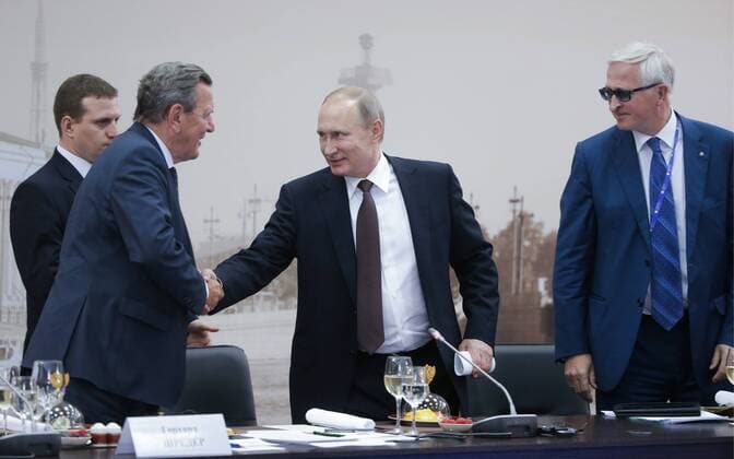 Gerhard SchrÃ¶der - SPIEF Wirtschaftsforum in St. Petersburg ST PETERSBURG, RUSSIA - JUNE 17, 2016: Chairman of the board at Nord Stream AG Gerhardt Schroder (L front), Russia s president Vladimir Putin (C), and president of the Russian Union of Industrialists and Entrepreneurs Alexander Shokhin (R) during a meeting of Russian officials, and the leaders of major foreign companies and business associations, at the 2016 St Petersburg International Economic Forum. Mikhail Metzel TASS  TS026FAF