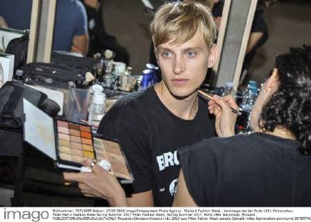 Mailand Fashion Week - backstage bei der Ports 1961 Modenschau Milan Men s Fashion Week Spring Summer 2017 Milan Fashion Week, Spring Summer 2017. Ports 1961 Backstage. Pictured:  RiccardoxGiordanoxfotosicki