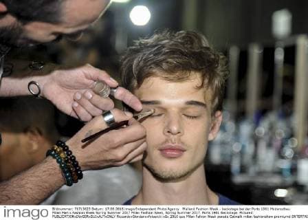 Mailand Fashion Week - backstage bei der Ports 1961 Modenschau Milan Men s Fashion Week Spring Summer 2017 Milan Fashion Week, Spring Summer 2017. Ports 1961 Backstage. Pictured:  RiccardoxGiordanoxfotosicki