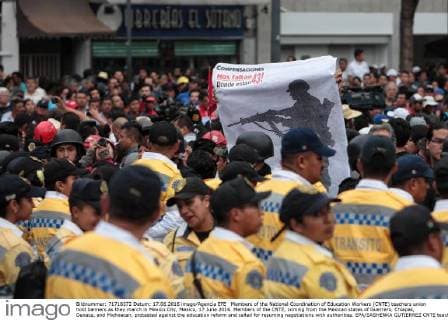 Members of the National Coordination of Education Workers (CNTE) teachers union hold banners as they march in Mexico City, Mexico, 17 June 2016. Members of the CNTE, coming from the Mexican states of Guerrero, Chiapas, Oaxaca, and Michoacan, protested against the education reform and called for resuming negotiations with authorities. EPA SASHENKA GUTIERREZ CNTE teachers union demonstration in Mexico City !ACHTUNG: NUR REDAKTIONELLE NUTZUNG!  MEX12 20160618-636018289680741408