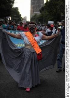 Members of the National Coordination of Education Workers (CNTE) teachers union hold banners as they march in Mexico City, Mexico, 17 June 2016. Members of the CNTE, coming from the Mexican states of Guerrero, Chiapas, Oaxaca, and Michoacan, protested against the education reform and called for resuming negotiations with authorities. CNTE teachers union demonstration in Mexico City !ACHTUNG: NUR REDAKTIONELLE NUTZUNG!  MEX12 20160618-636018293087469408