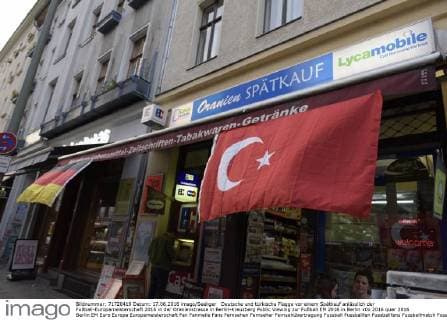 Deutsche und türkische Flagge vor einem Spätkauf anlässlich der Fußball-Europameisterschaft 2016 in der Oranienstrasse in Berlin-Kreuzberg Public Viewing zur Fußball EM 2016 in Berlin