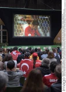 Fußballfans verfolgen das Spiel Türkei gegen Spanien anlässlich der Fußball-Europameisterschaft 2016 in DIM-Arena in der Oranienstrasse in Berlin-Kreuzberg Public Viewing zur Fußball EM 2016 in Berlin