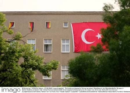 Türkische und deutsche Fahnen an einem Wohnhaus in der Reinickendorfer Strasse in Berlin-Wedding anlässlich der Fußball-Europameisterschaft 2016 snapshot-photography xK.M.Krause