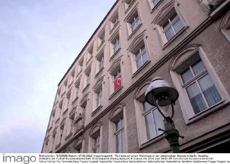 Türkische an einem Wohnhaus in der Liebenwalder Strasse in Berlin-Wedding anlässlich der Fußball-Europameisterschaft 2016 snapshot-photography xK.M.Krause