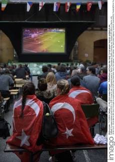 Fußballfans verfolgen das Spiel Türkei gegen Spanien anlässlich der Fußball-Europameisterschaft 2016 in DIM-Arena in der Oranienstrasse in Berlin-Kreuzberg Public Viewing zur Fußball EM 2016 in Berlin