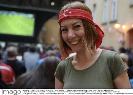 Fußballfans verfolgen das Spiel Türkei gegen Spanien anlässlich der Fußball-Europameisterschaft 2016 in DIM-Arena in der Oranienstrasse in Berlin-Kreuzberg Public Viewing zur Fußball EM 2016 in Berlin