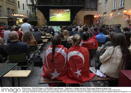 Fußballfans verfolgen das Spiel Türkei gegen Spanien anlässlich der Fußball-Europameisterschaft 2016 in derDIM-Arena in der Oranienstrasse in Berlin-Kreuzberg Public Viewing zur Fußball EM 2016 in Berlin