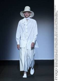 (160618) -- MILAN, June 18, 2016 -- A model presents a creation for MIAORAN men s Spring-Summer 2016-2017 collection, part of the Milan Fashion Week in Milan, Italy, on June 18, 2016. ) ITALY-MILAN-FASHION WEEK-MEN-CHINESE DESIGNER-MIAORAN JinxYu 