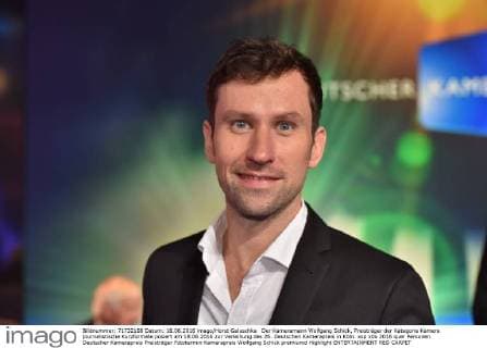 Der Kameramann Wolfgang Schick, Preisträger der Kategorie Kamera journalistische Kurzformate posiert am 18.06.2016 zur Verleihung des 26. Deutschen Kamerapreis in Köln.