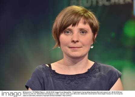 Preisträgerin Kamerafrau Jesssica Dürwald posiert am 18.06.2016 zur Verleihung des 26. Deutschen Kamerapreis in Köln.