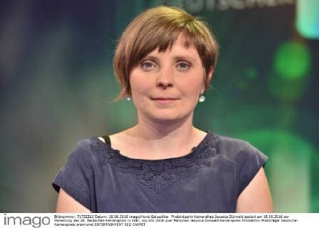 Preisträgerin Kamerafrau Jesssica Dürwald posiert am 18.06.2016 zur Verleihung des 26. Deutschen Kamerapreis in Köln.