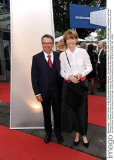 Die Oberbürgermeisterin der Stadt Köln Henriette Reker zusammen mit ihrem Ehemann Perry Somers kommt am 18.06.2016 zur Verleihung des 26. Deutschen Kamerapreis in Köln.