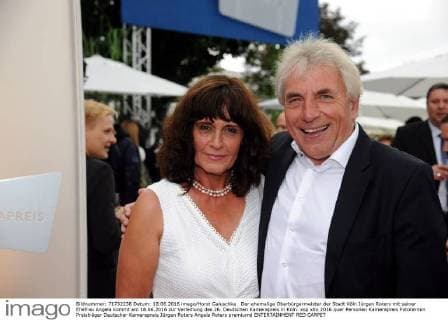 Der ehemalige Oberbürgermeister der Stadt Köln Jürgen Roters mit seiner Ehefrau Angela kommt am 18.06.2016 zur Verleihung des 26. Deutschen Kamerapreis in Köln.