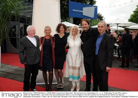 Der Kameramann Rene Begas (2. v.r. ) , Preisträger für den Film Lesbos - Helfer der Getrandeten , sein Team und die Protagonisten Bita (3.v.l) und Khalil (r) Kermani kommt am 18.06.2016 zur Verleihung des 26. Deutschen Kamerapreis in Köln.