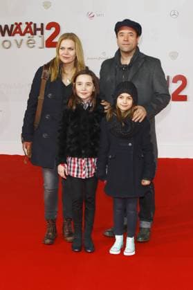 Anna Loos mit Ehemann Jan Josef Liefers und Töchter Lilly und Lola - Premiere von KOKOWÄÄH2 im CineStar Kino am Potsdamer Platz in Berlin am 29.01.2012. Premiere KOKOWÄÄH2