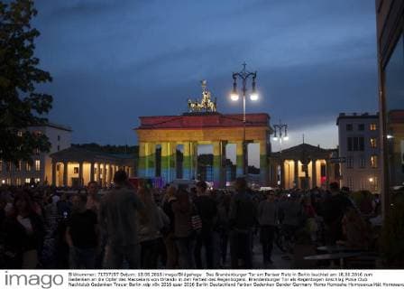 Das Brandenburger Tor am Pariser Platz in Berlin leuchtet am 18.06.2016 zum Gedenken an die Opfer des Massakers von Orlando in den Farben des Regenbogens. Brandenburger Tor als Regenbogen