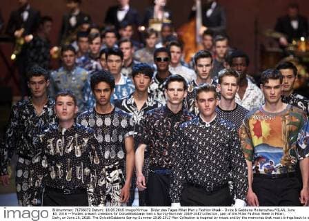 Bilder des Tages Milan Men s Fashion Week - Dolce & Gabbana Modenschau MILAN, June 18, 2016 -- Models present creations for Dolce&Gabbana men s Spring-Summer 2016-2017 collection, part of the Milan Fashion Week in Milan, Italy, on June 18, 2016. The Dolce&Gabbana Spring-Summer 2016-2017 Men Collection is inspired by music and by the memories that music brings back to everyone s minds. ) ITALY-MILAN-FASHION WEEK-MEN-DOLCE GABBANA JinxYu 