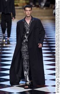 Milan Men s Fashion Week - Dolce & Gabbana Modenschau MILAN, June 18, 2016 -- A model presents creations for Dolce&Gabbana men s Spring-Summer 2016-2017 collection, part of the Milan Fashion Week in Milan, Italy, on June 18, 2016. The Dolce&Gabbana Spring-Summer 2016-2017 Men Collection is inspired by music and by the memories that music brings back to everyone s minds. ) ITALY-MILAN-FASHION WEEK-MEN-DOLCE GABBANA JinxYu 