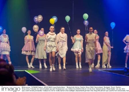 Modeschule Kehrer, Fashion Show 2016. Deutschland, Stuttgart: Event, Fashion Show 2016, Premiere der Abendmodelle aus dem Modeseminar von HARALD GLOEOECKLER am 18.06.2016, Roemerkastell, Phoenixhalle.