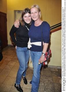 Berlin Premiere Treppe Aufwaerts Berlin Premiere Treppe Aufwarts Susanne von Borsody mit Freundin Beatrice Ankunft zur Berlin Premiere Treppe Aufwaerts im Kino Babylon in Berlin Mitte, 19.06.2016 Ankunft zur Berlin Premiere Treppe Aufwaerts im Kino Babylon in Berlin Mitte, 19.06.2016 19.06.2016 Foto: People Picture Ralf Mueller