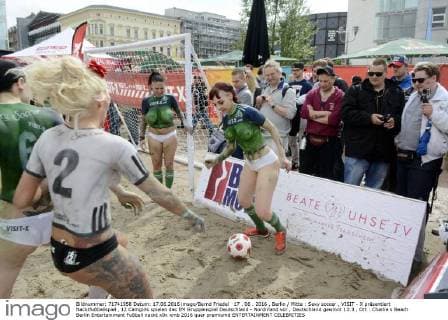 17 . 06 . 2016 , Berlin Mitte : Sexy soccer , VISIT - X präsentiert Nacktfußballspiel , 12 Camgirls spielen das EM Gruppenspiel Deutschland - Nordirland vor , Deutschland gewinnt 13:3 , Ort : Charlie s Beach Berlin