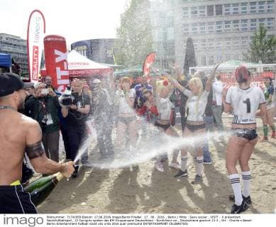 17 . 06 . 2016 , Berlin Mitte : Sexy soccer , VISIT - X präsentiert Nacktfußballspiel , 12 Camgirls spielen das EM Gruppenspiel Deutschland - Nordirland vor , Deutschland gewinnt 13:3 , Ort : Charlie s Beach Berlin